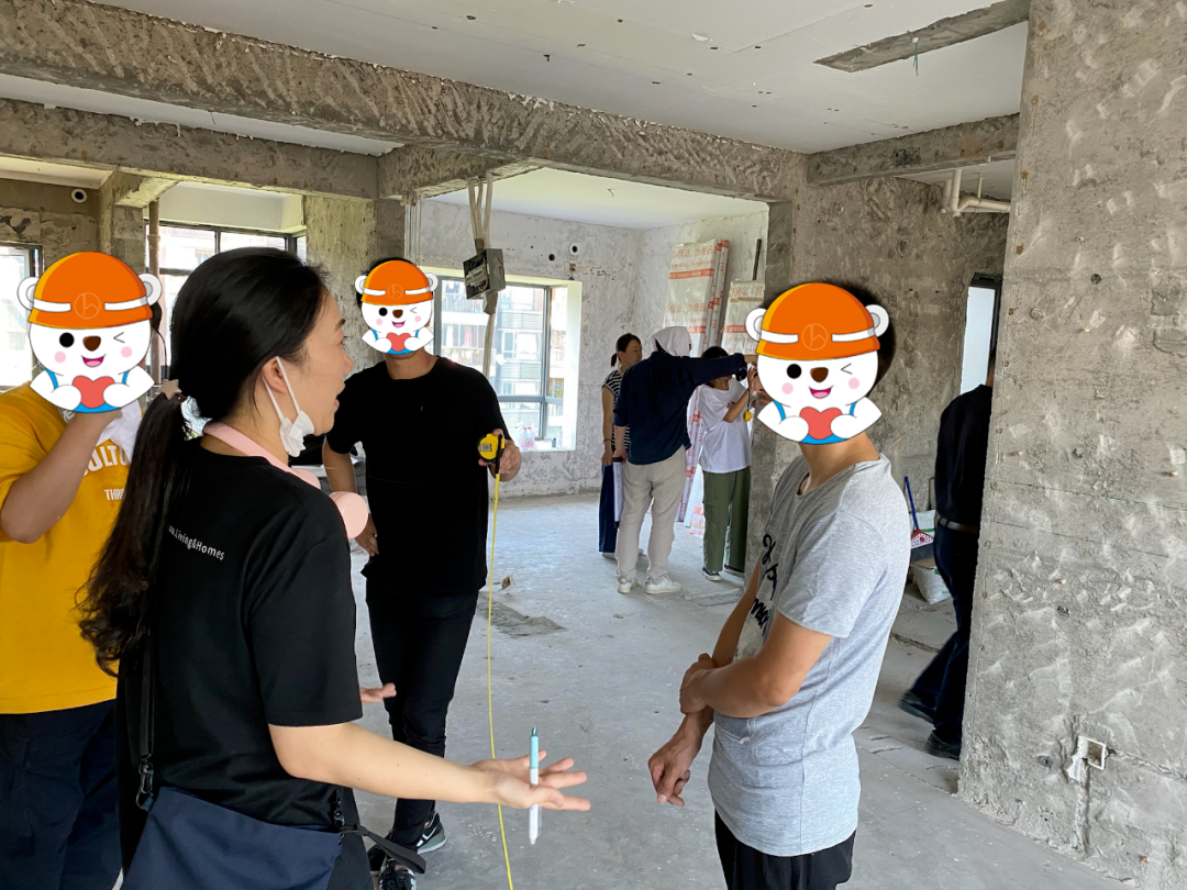 匠恒团队在住宅施工现场交流