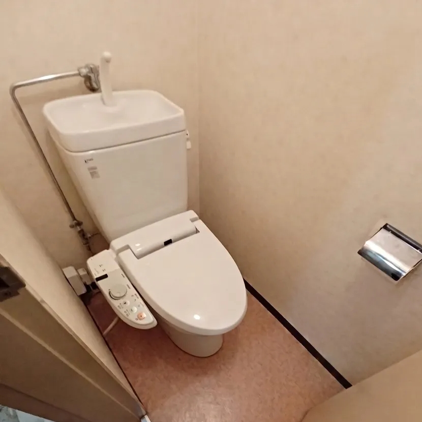 灰色住宅空间:厨房、水区与室内材料搭配:灰色贯穿厨房与起居区 7