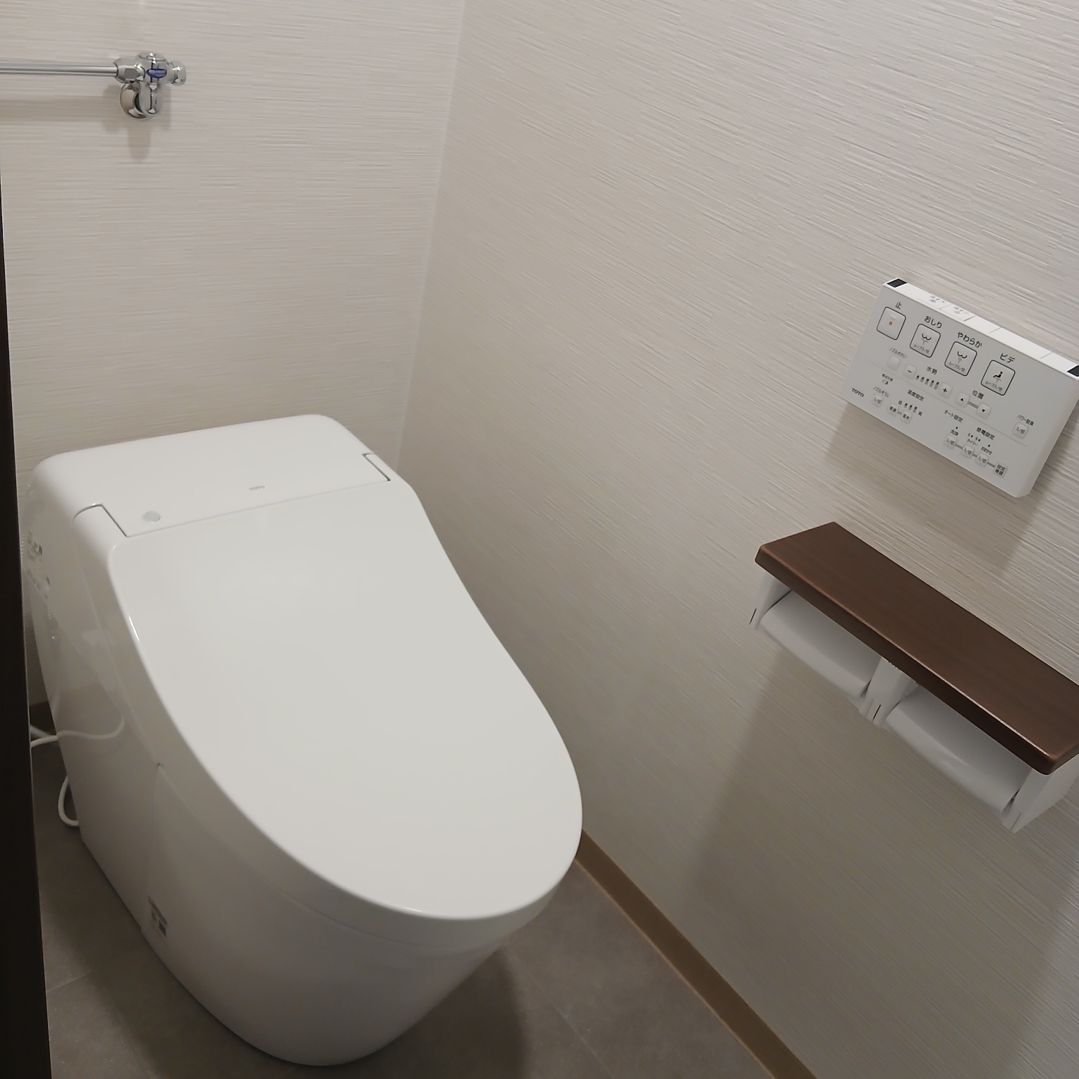 灰色住宅空间:厨房、水区与室内材料搭配:灰色贯穿厨房与起居区 8