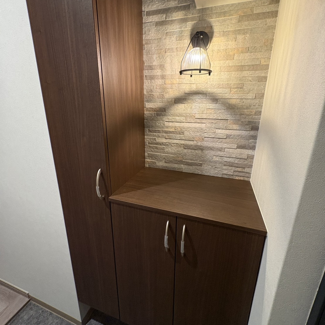 灰色住宅空间:厨房、水区与室内材料搭配:水区与收纳改造 2