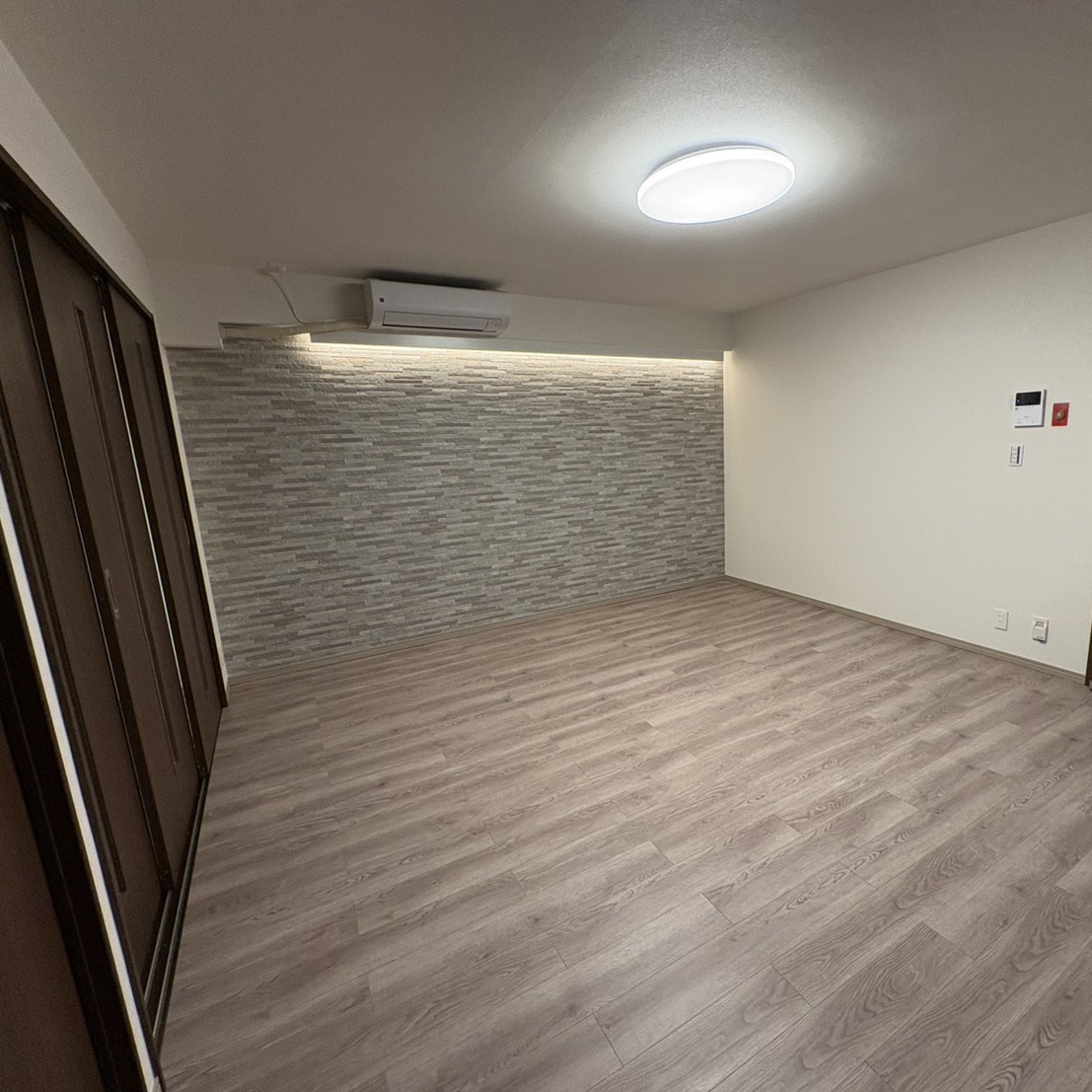灰色住宅空间:厨房、水区与室内材料搭配:图纸、效果与现场 2
