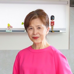 专业厨房实例：开放收纳、不锈钢与工作动线：深色不锈钢与开放层架 1
