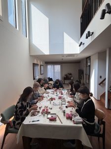 专业厨房实例：开放收纳、不锈钢与工作动线：深色不锈钢与开放层架 10