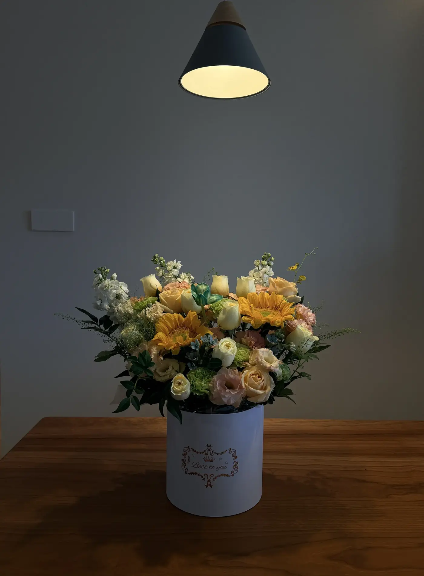 餐桌花器与吊灯