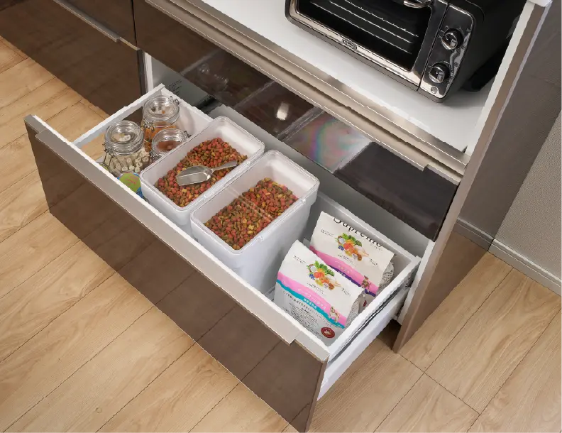厨房中的宠物食品储备与收纳