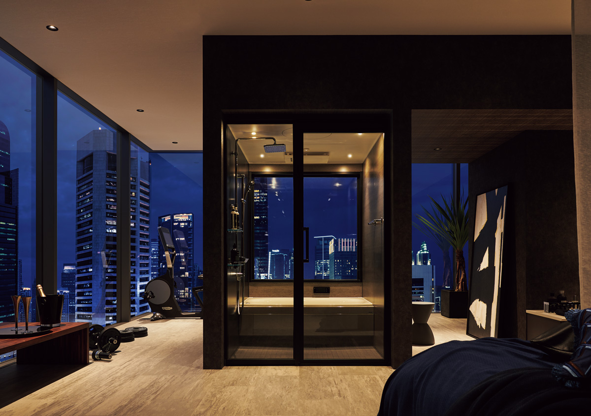 夜景住宅中的整体浴室、浴槽与淋浴区